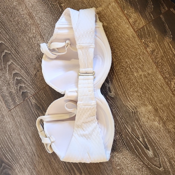 White bikini - Picture 6 of 6